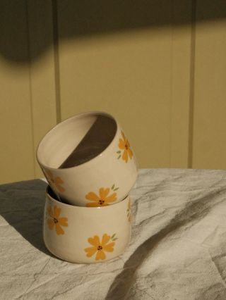 Aaa konečne🤍 Po dvoch rokoch sú späť. Cappučkové s kvietkami, zo staršej kolekcie U babky. Tentokrát majú bodiek menej ale...