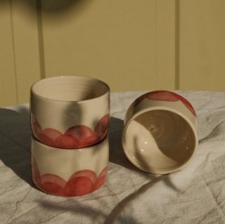 A tak tu máme druhý produkt z kolekcie U babky. 🌼 vrátil sa a ja sa z nich najviac teším. Vlnkatý espresso cup Pamätáte si...