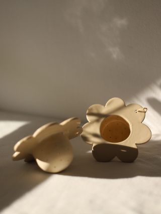 Kvietkové sitko na bylinkový čaj 🤍🍃 Ten je tam totižto najlepší. Lipkový, z materinej dúšky, pľúcnika alebo aj iných...