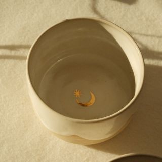 Ďalším kúskom do zimnej kolekcie je táto cappučková šálka so zlatými detailami vo vnútri ✨🥹 Dá sa zladiť ku všetkým kúskom...